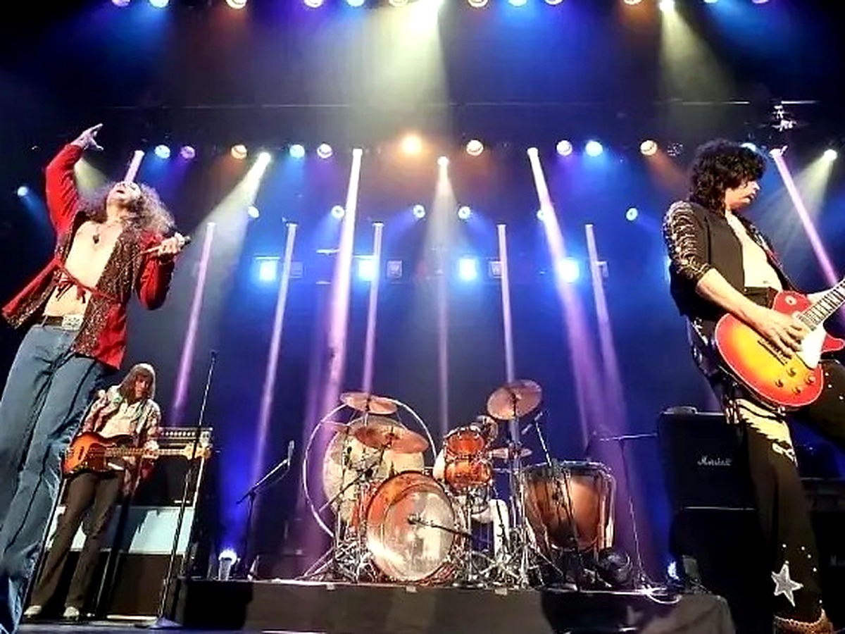 Closing Performance band photo